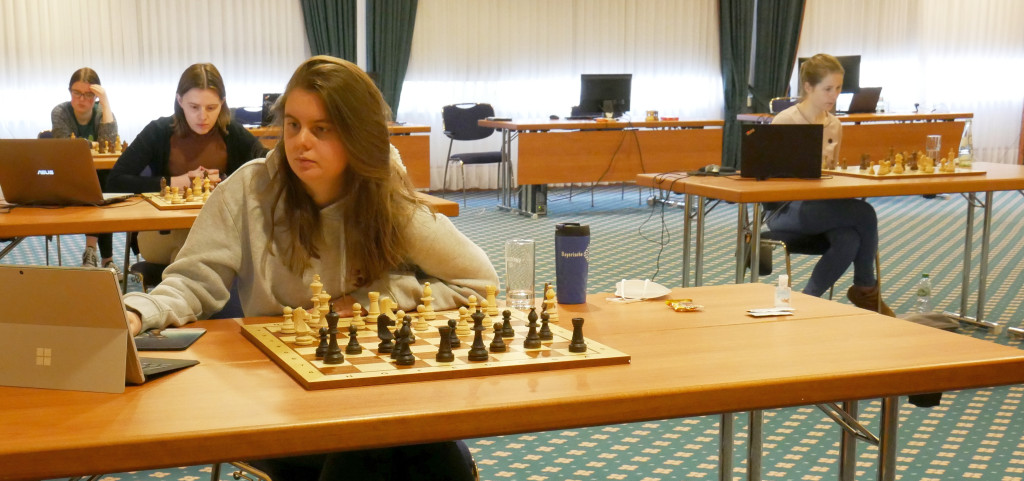 Schach, Janna / About